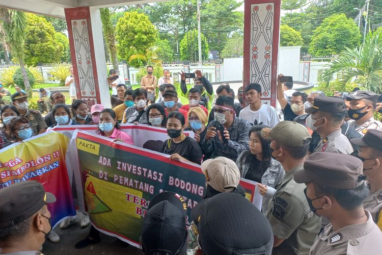 Foto: Massa dari FKIB berunjukrasa di depan pintu masuk kantor DPRD Pematangsiantar, Senin (5/9/2022).