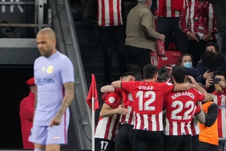 Pemain Athletic Bilbao berselebrasi setelah mencetak gol pada laga 16 besar Copa delRey antara  Athletic Bilbao vs Barcelona di Stadion San Mames, Bilbao, pada Kamis (20/1/2022). 