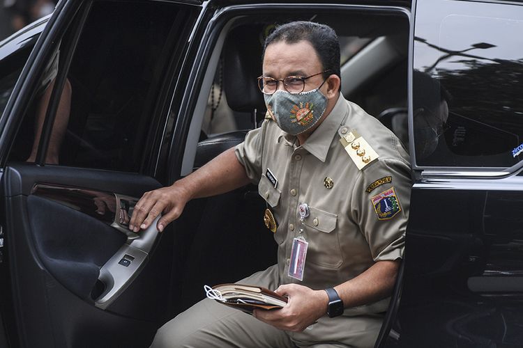 Gubernur DKI Jakarta Anies Baswedan tiba di Mapolda Metro Jaya, Jakarta, Selasa (17/11/2020). Gubernur DKI Jakarta Anies Baswedan dipanggil pihak kepolisian untuk dimintai keterangan terkait pelanggaran protokol kesehatan pada acara Maulid Nabi di Petamburan, Jakarta Pusat yang menimbulkan kerumunan.