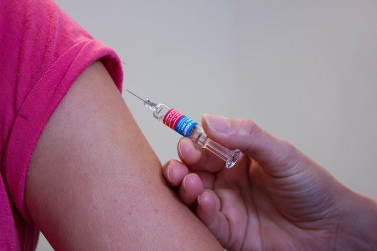 Pemberian suntikan vaksin