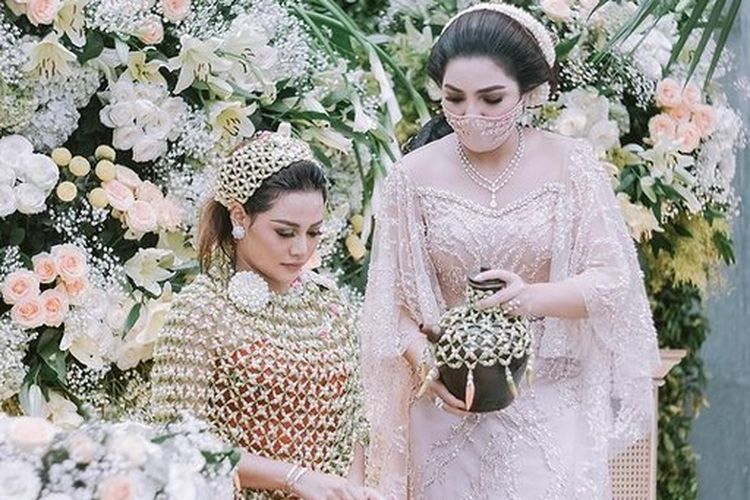 Penyanyi Ashanty dan putri sambungnya, Aurel Hermansyah pada acara siraman.