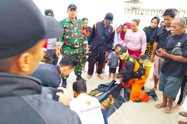 Muhammad Viki Pratama (10) warga Dusun Dua Desa Pengundang Kecamatan Teluk Sebong Kabupaten Bintan, Kepulauan Riau (Kepri) yang hanyut terseret arus Pantai Senggiling Batu Junjung di Desa Pengudang, kecamatan Teluk Sebong, Kabupaten Bintan, Jumat (24/2/2023) kemarin sore akhirnya ditemukan.