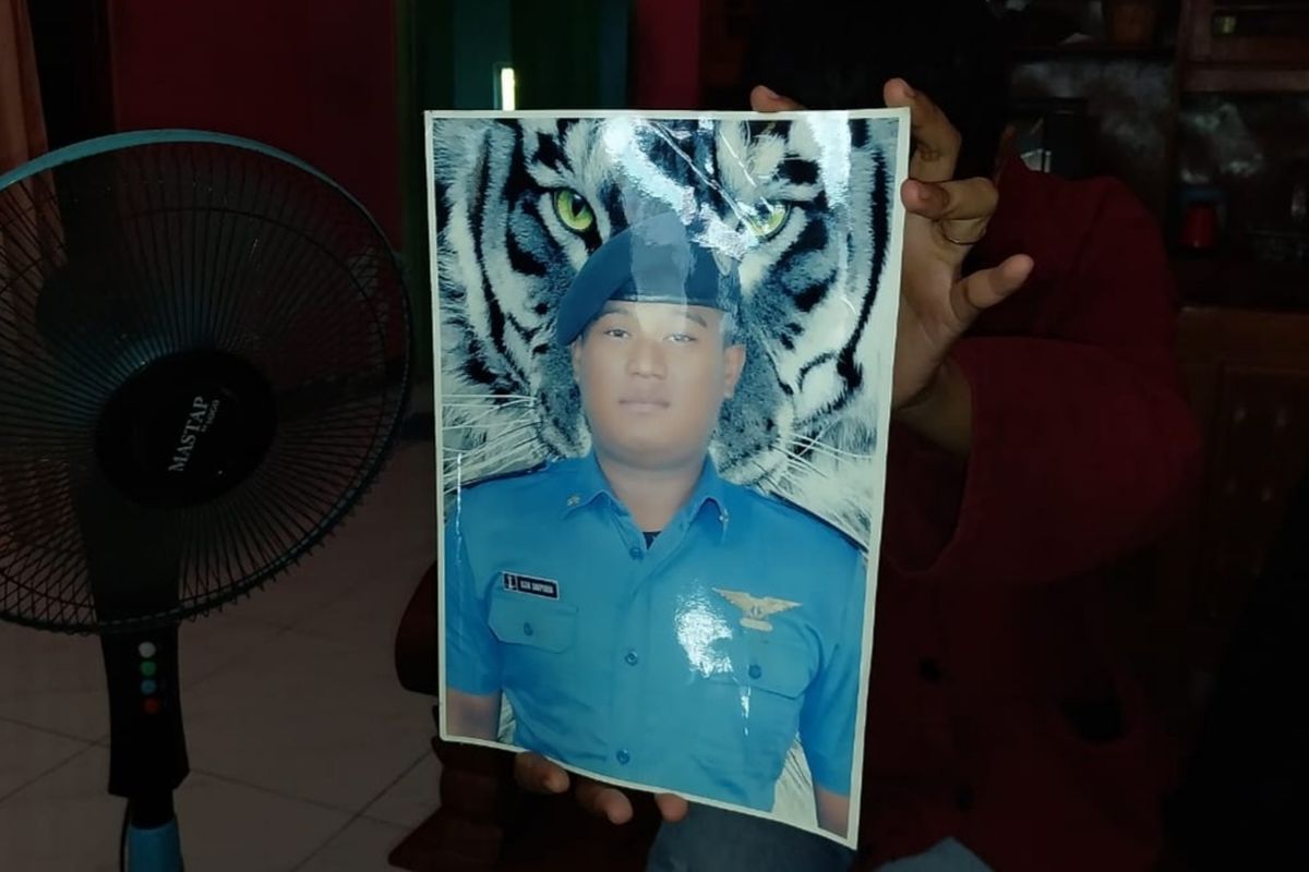 Keluarga Rizal Sampurna menunjukkan foto korban TPPO Kamboja asal Banyuwangi itu, Selasa (15/4/2025) 