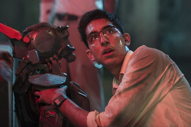 Dev Patel dalam film fiksi ilmiah Chappie (2015).