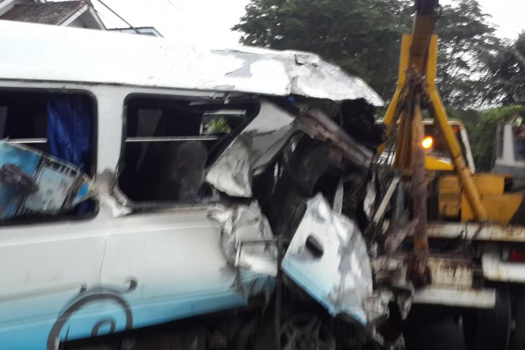 Kondisi minibus setelah mengalami kecelakaan di Kelurahan Songgokerto, Kota Batu, Jumat (2/6/2017)