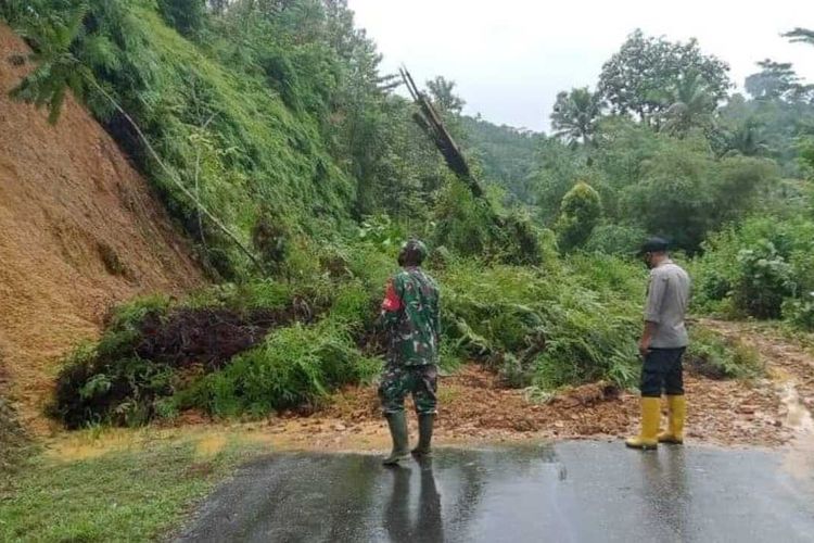 Longsor menutup badan jalan di di desa Wamsisi, Kecamatan Waesama, Kabupaten Buru Selatan, Maluku, Kamis (23/9/2021). Longsor terjadi setelah hujan deras mengguyur wilayah tersebut sejak pagi