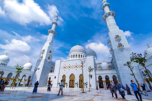 Usai Diresmikan, Masjid Raya Sheikh Zayed Kota Solo Ramai untuk Foto