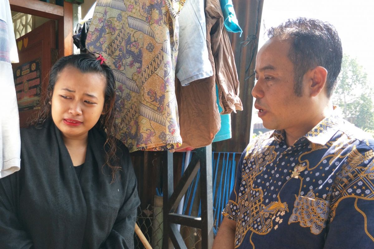 Julia, Ibu korban Adriayana Claresia Putri yang dianiaya dan dilempar hingga tewas oleh tetangganya yang gangguan jiwa, di Gang Naserih, Jalan Buah, Pekayon, Pasar Rebo, Jakarta Timur, Jumat (4/1/2019)