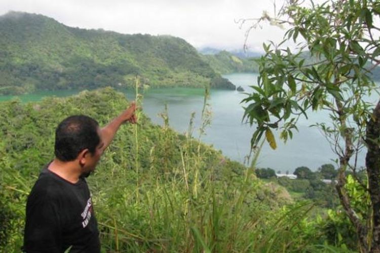 Danau Sano Nggoang di Desa Wae Sano, Kecamatan Sano Nggoang, Kabupaten Manggarai Barat, Nusa Tenggara Timur.