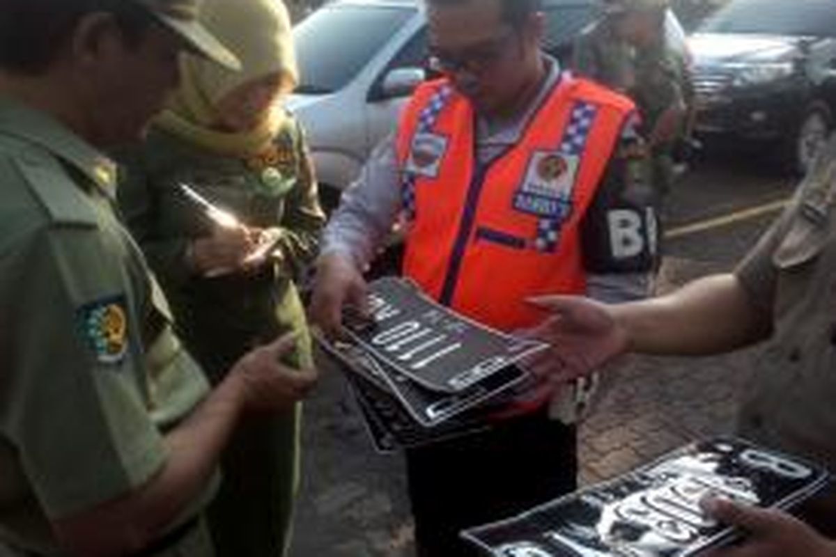 Plat mobil dinas milik pejabat Bekasi dicabut karena diubah menjadi hitam.