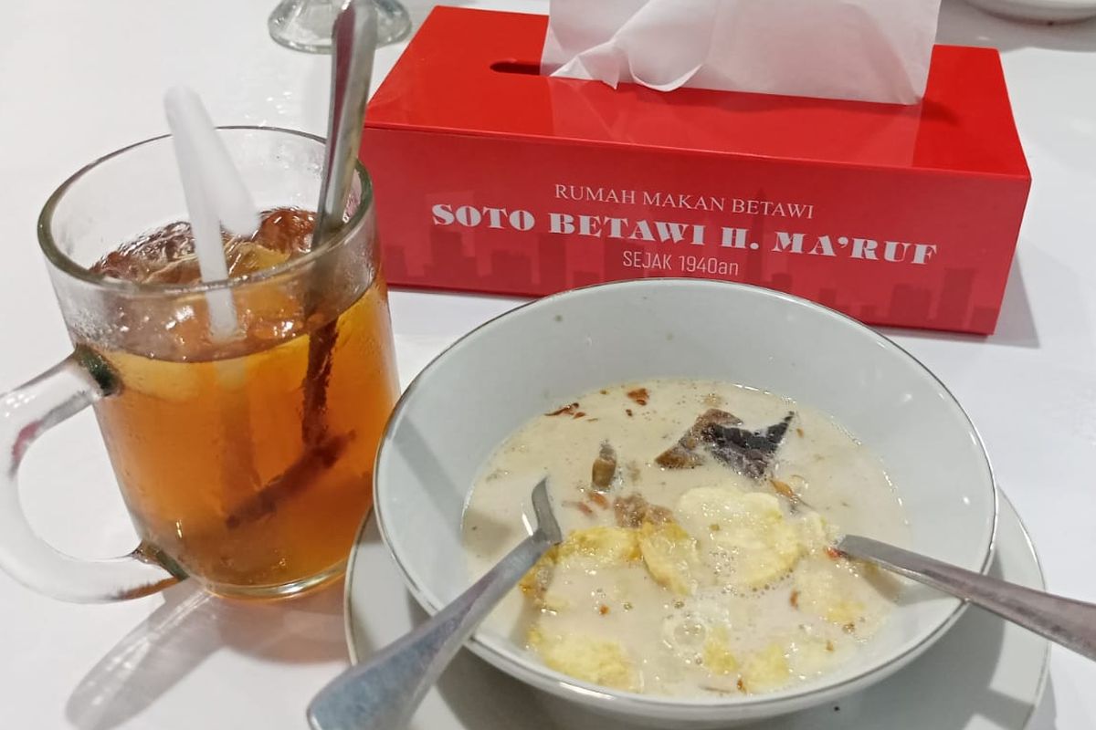 Soto Betawi H. Ma?ruf dengan kuah khas berupa campuran susu dan santan.