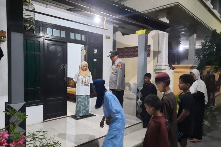 Polisi saat mendatangi dan meminta keterangan dari saksi, usai rumah di Desa Purwodadi, Kecamatan Sidayu, Gresik, Jawa Timur, dibobol maling dengan uang tunai Rp30 juta lebih raib.
