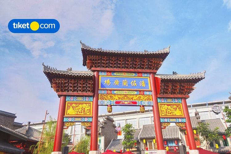 Indonesian traveler can choose the HOKI DEALS promotion from tiket.com when visiting various destinations featuring Chinese New Year traditional decorations