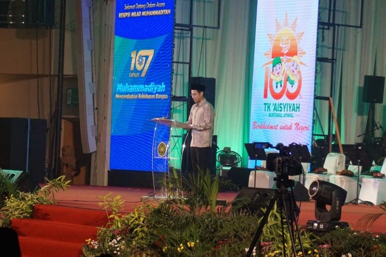 Menteri Pendidikan dan Kebudayaan Nadiem Anwar Makarim memberikan sambutan di Milad ke-107 Muhammadiyah di Sportarium Universitas Muhammadiyah Yogyakarta (UMY), Bantul, DI Yogyakarta, Senin (18/11/2019) malam.