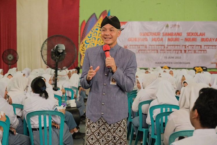 Gubernur Jawa Tengah Ganjar Pranowo saat mengajar di Aula SMAN 1 Kradenan, Kabupaten Grobogan, Jateng, Kamis (15/6/2023) pagi.