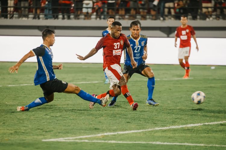 Pemain Bali United Privat Mbarga (tengah) dijaga ketat pemain Visakha FC pada laga babak penyisihan Grup G AFC Cup 2022 yang berakhir dengan skor 5-2 di Stadion Kapten I Wayan Dipta, Gianyar, Bali, Senin (27/6/2022) sore.