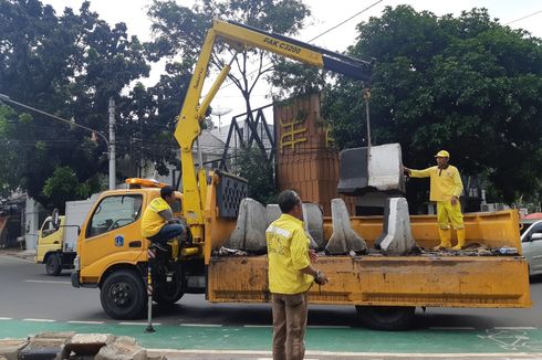 Apotek Senopati Ditabrak Lagi, Sudin Bina Marga Langsung Pasang Pembatas Beton di Pertigaan