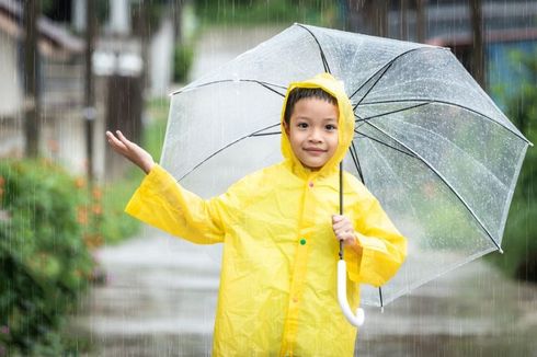 5 Perlengkapan Anak yang Perlu Disiapkan Orangtua Saat Musim Hujan