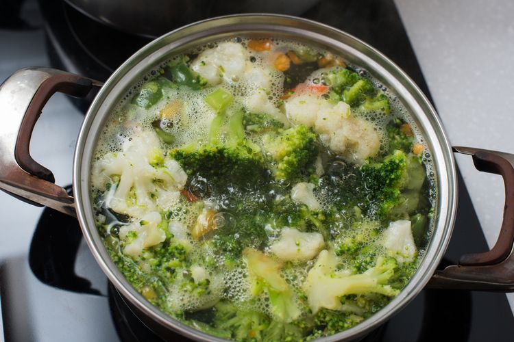 Ilustrasi sup brokoli. 