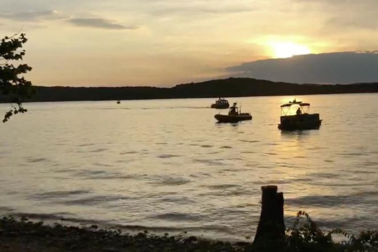 Foto yang diambil dari tangkapan video yang dirilis Dinas Pemadam Kebakaran Southern Stone County memperlihatkan tim SAR bekerja mencari korban perahu wisata yang tenggelam di sebuah danau dekat Branson, Missouri, Kamis (19/7/2018). 