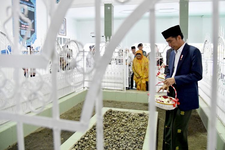 Presiden Joko Widodo menyempatkan diri berziarah ke Makam Pahlawan Nasional Maulana Syaikh Tuan Guru Kiai Haji Muhammad Zainuddin Abdul Madjid, di sela kunjungan kerjanya ke Nusa Tenggara Barat (NTB), Kamis (23/11/2017). Makam itu tepatnya berlokasi di Kompleks Pondok Pesantren Darunahdlatain Nahdlatul Wathan yang berada di Kelurahan Pancor, Kecamatan Selong, Kabupaten Lombok Timur. 