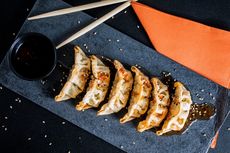 Resep Gyoza Udang Gurih, Lengkap dari Kulit sampai Saus