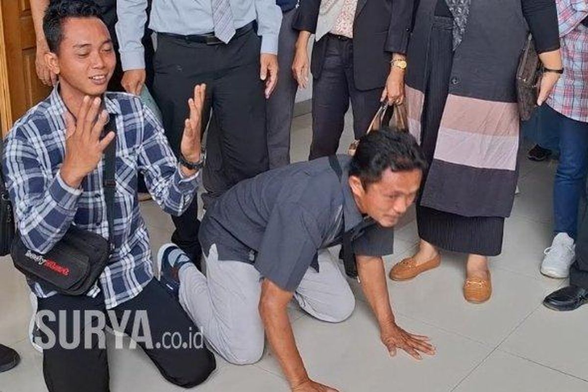 Pedagang Sayur Keliling sekaligus Pihak Tergugat, Sumarno dan Wiyono, sujud syukur mengucapkan hamdalah usai mengikuti Sidang Gugatan di Pengadilan Negeri Magetan, Rabu (12/2/2025) pukul 11.00 WIB. Gugatan yang diajukan Bitner Sianturi, Warga Desa Pesu, Kecamatan Maospati, resmi dicabut. 
