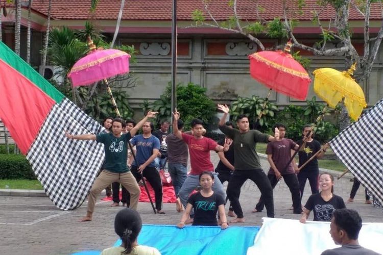 Suasana gladi mahasiswa ISI Denpasar untuk persiapan pawai PKB ke-41 (Antaranews Bali/Ni Luh Rhisma/lhs/2019)