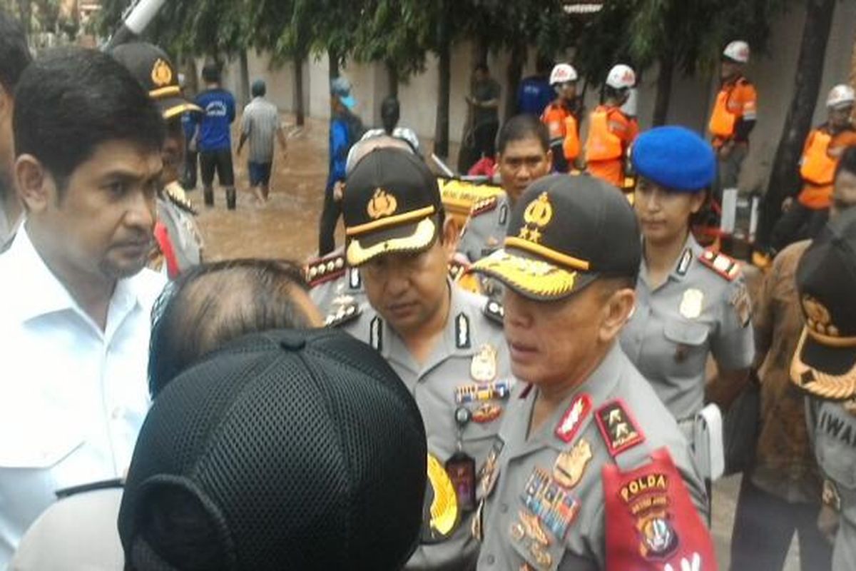 Kapolda Metro Jaya Irjen Mochamad Iriawan meninjau banjir Bukit Duri, Jakarta Selatan, Kamis (16/2/2017).