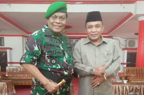 Beredar Foto Bupati Donggala Pakai Seragam Tentara, Ini Komentar Danrem