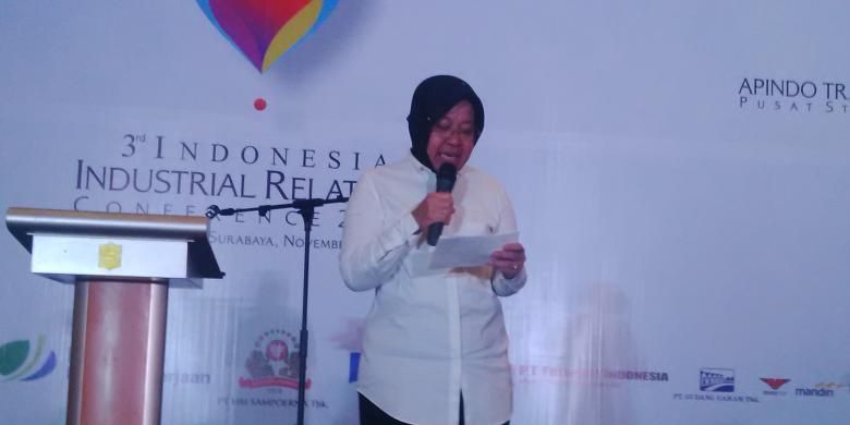 Wali Kota Surabaya Tri Rismaharini memberikan sambutan dalam acara Industrial Relations Conference III di Surabaya, Selasa (8/11/2016).