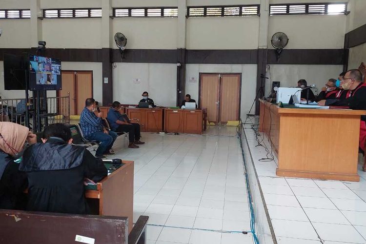 Sidang terdakwa Suhandy yang merupakan Direktur PT Selaras Simpati Nusantara pelaku suap terhadap Bupati Muba Dodi Reza Alex Noerdin, berlangsung secara virtual di Pengadilan Negeri Palembang, Kamis (10/1/2022).