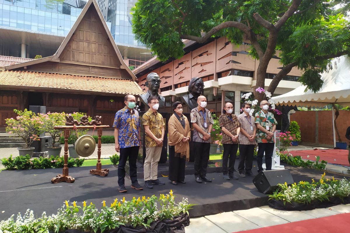Kompas Gramedia meresmikan patung Jakob Oetama dan PK Ojong di Bentara Budaya Jakarta, Tanah Abang, Jakarta Pusat pada Senin (27/9/2021). 