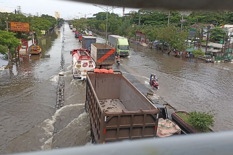 Kendaraan roda dua mulai banyak yang lewat Jalan Raya Kaligawe Semarang, Jawa Tengah (Jateng) pada Senin (18/3/2024). 