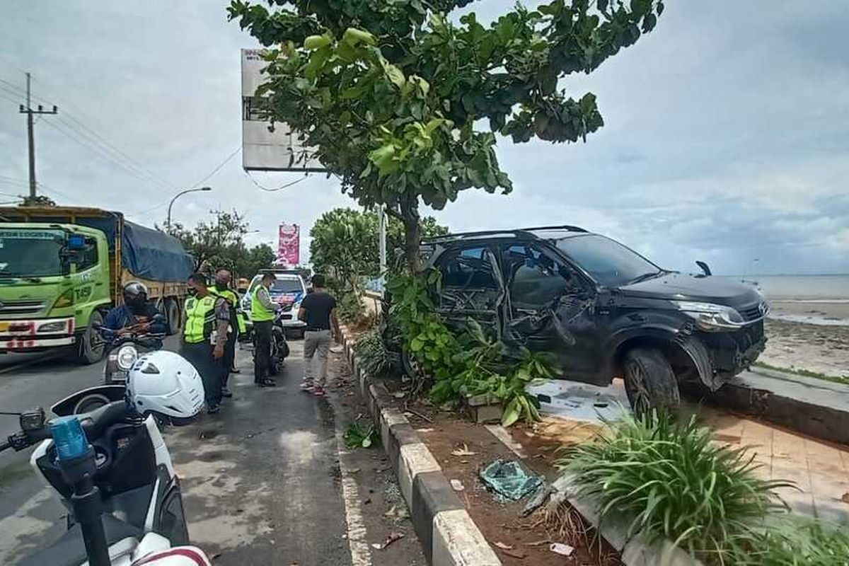 Kondisi Mobil Rush yang hampir terjun ke laut usai tertabrak truk dari belakang di Tuban