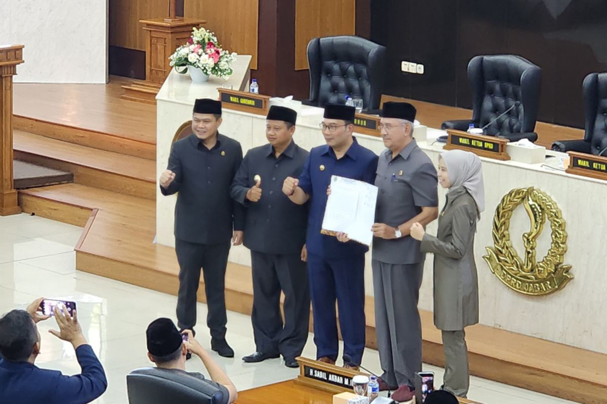 Gubernur Jawa Barat Ridwan Kamil dan Wakil Gubernur Jawa Barat Uu Ruzhanul Ulum saat menghadiri rapat paripurna di Kantor DPRD Jabar, Kota Bandung, Jawa Barat, Selasa (1/8/2023).