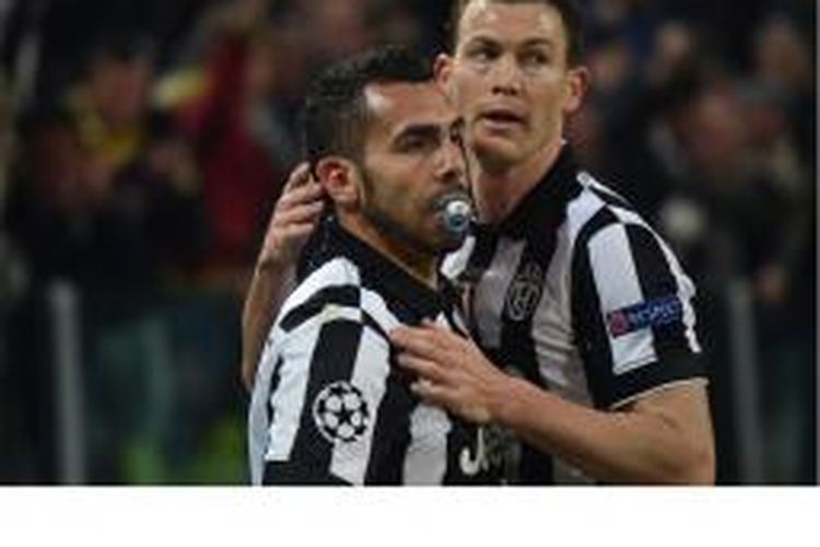 Penyerang Juventus, Carlos Tevez (kiri), merayakan gol yang dicetak ke gawang Borussia Dortmund pada leg pertama babak 16 besar Liga Champions di Juventus Stadium, Turin, Selasa (24/2/2015).