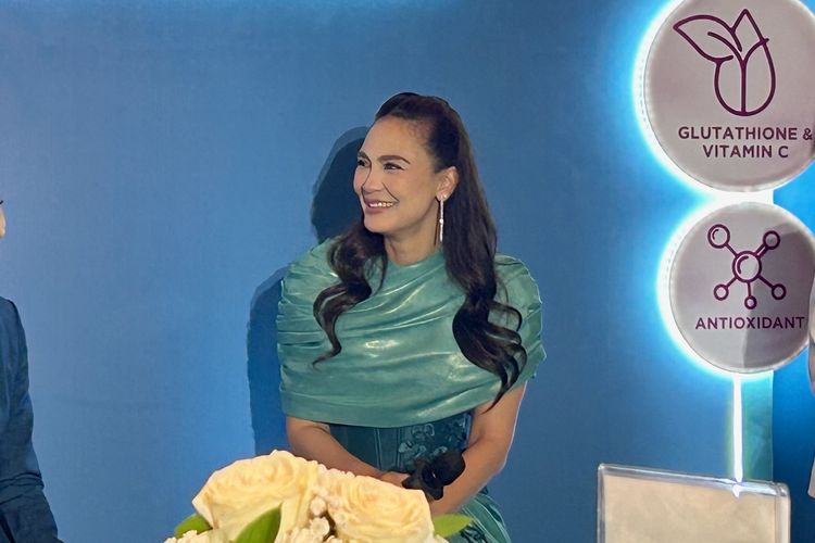 Aktris dan presenter Luna Maya saat menghadiri konferensi pers peluncuran produk Ultimate Vibrant Skin dari Blackmores, di Jakarta Utara, Kamis (17/7/2025). Simak cara Luna Maya mengatasi flek hitam di wajah, salah satunya rutin mengonsumsi suplemen. Simak selengkapnya.