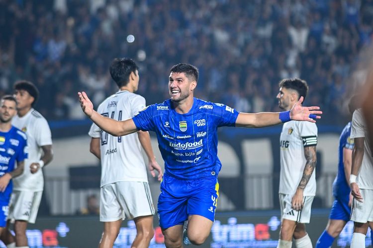 Selebrasi Julio Cesar usai mencetak gol ke gawang Persik Kediri di Stadion Si Jalak Harupat, Minggu (18/10/2026).