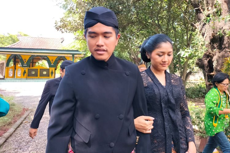 Pasangan Kaesang Pangarep dan Erina Gunono saat berziarah ke makam pengusaha Puro Mangkunegaran dari masa ke masa, Selasa (29/11/2022). 