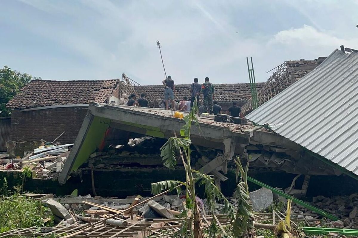 Kondisi rumah yang porak poranda akibat ledakan di Desa Sumolawang, Kecamatan Puri, Kabupaten Mojokerto, Jawa Timur, Senin (13/1/2024) pagi.