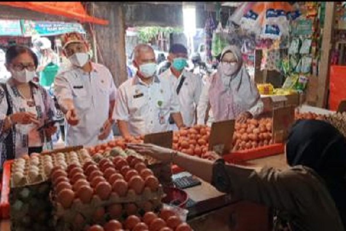 Kementan bersama Kepala Dinas Ketahanan Pangan Provinsi Bengkulu dan tim pengendalian infasi daerah (TPID) dari Bank Indonesia (BI) Bengkulu di Pasar Panorama, Kota Bengkulu turun langsung untuk mengamati ketersediaan stok dan harga 12 bahan pangan pokok menjelang Lebaran, Rabu (20/4/2022). 