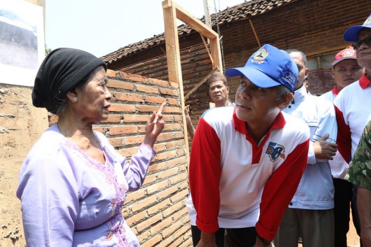 Banget, nenek berusia 70 tahun warga Desa Kancilan Kecamatan Kembang Kabupaten Jepara saat dikunjungi Gubernur Jawa Tengah Ganjar Pranowo, Kamis (18/10/2018). Banget mengaku bahagia atas bantuan rehab RTLH yang diterimanya.