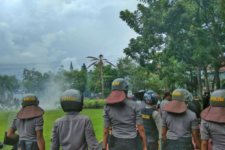 Polisi melepaskan tembakan gas air mata untuk mengurai kerumunan massa yang merangsek masuk ke Kantor Gubernur, Sabtu (13/5/2017) 