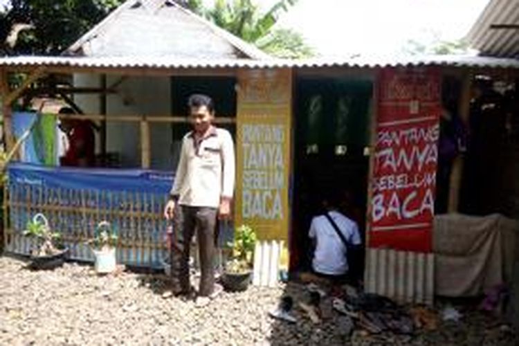 Karno Basusesno (34) mengubah kandang ayam miliknya menjadi rumah baca agar bisa digunakan tempat belajar anak-anak di sekitar rumahnya yang berada di Dusun Krajan, Desa Kedayunan, Kecamatan Kabat, Kabupaten Banyuwangi.