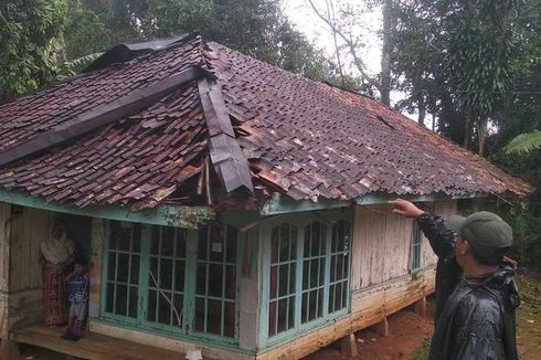 Hujan Angin di Sukabumi Tumbangkan Pohon dan Rusak Atap Rumah Warga