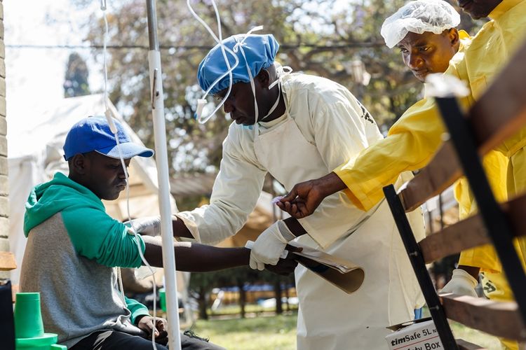 Staf medis memeriksa warga dari gejala penyakit kolera yang tengah mewabah di ibu kota Zimbabwe di Harare.