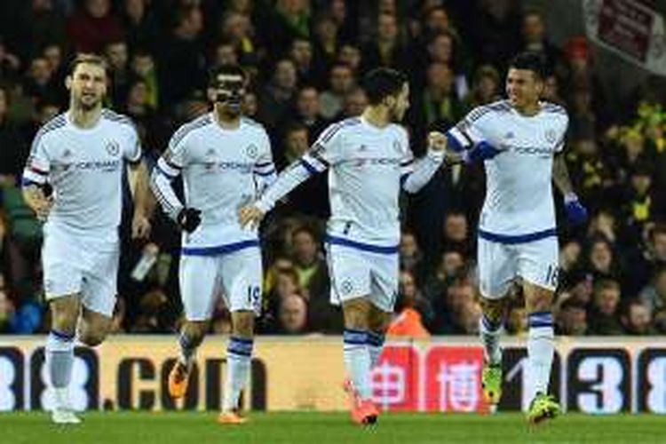 Para pemain Chelsea merayakan gol yang Kenedy (kanan) cetak ke gawang Norwich City dalam pertandingan Premier League di Stadion Carrow Road, Norwich, Inggris, 1 Maret 2016.