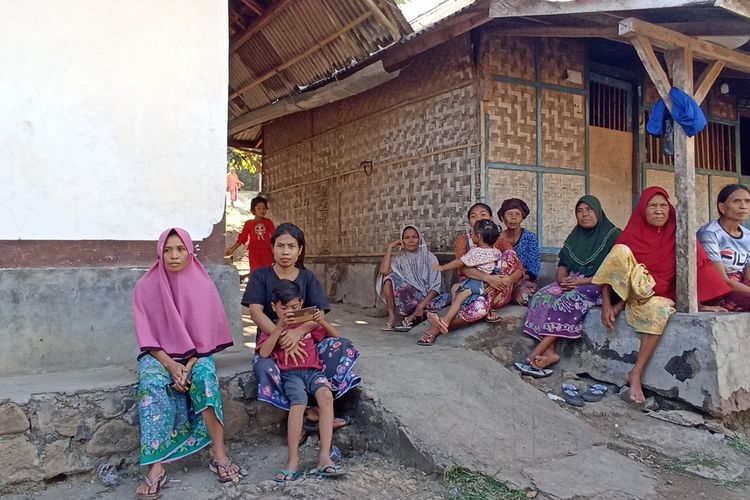 Suasana keluarga di rumah korban PMI ilegal Ahmad Sapii Desa Tumpak, Lombok Tengah