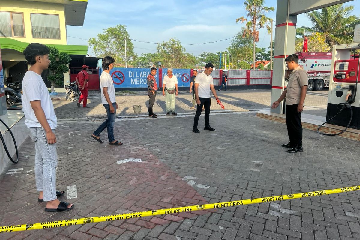 Polisi melakukan olah TKP di SPBU Camplong. 